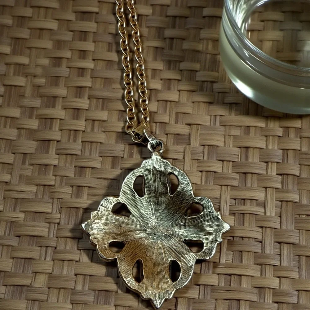 Vintage AVON Viennese Collection Victoria Lapis Blue Necklace Gold Toned Pendant - Picture 3 of 4